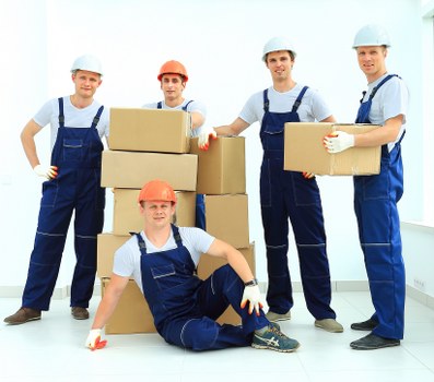Student removals team helping with boxes and furniture in Kingscross